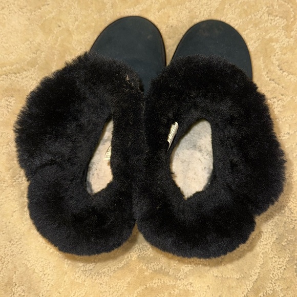 UGGS - Picture 4 of 7